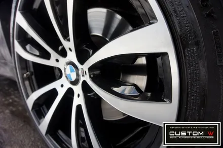 BMW X5  잘못된 휠수리 이력있는 휠 박리 후, 다이아몬드 컷팅. 휠상처 수리후 , 블랙 폴리시 작업까지.! / 용인 처인구