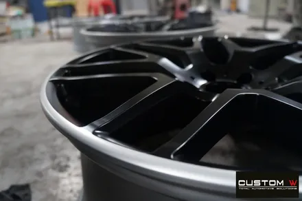 벤츠 GLE63AMG 잘 못된 휠수리 도색 이력이 있는 휠 박리 후 투톤 휠도색  재작업 ,  애시드 그린 (형광) 캘리퍼도색. / 용인 처인구