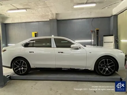 따끈따끈한 신차~(미등록 차량 / 번호판 미장착) BMW G70 740D 블랙 유광 휠 4개+휠 커버 20개 총 24개 도색 +  블루 캘리퍼 도색 / 용인 처인구
