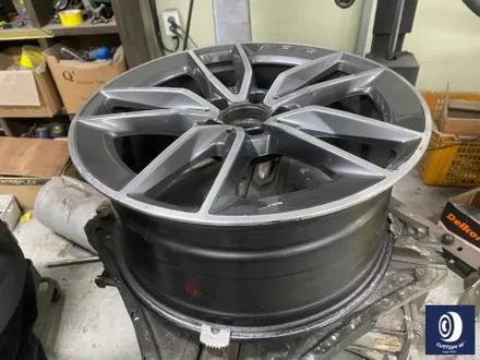 벤츠 C43 AMG 휠 상처 수리 후, 다이아몬드 커팅 가공을 이용한 블랙 폴리시 투톤 휠 커스텀 도색 / 용인 처인구
