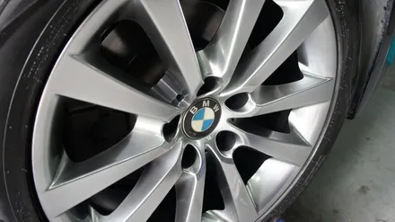 각각 다른 휠의 두 대의 차량의 BMW 528I 고스트크롬 휠도색(간만에 콜라보). / 용인 처인구