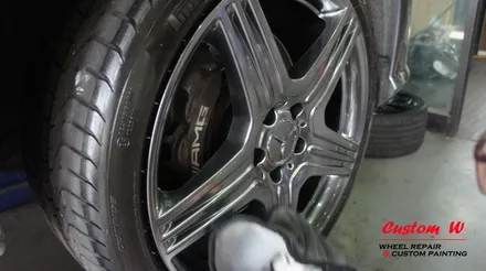 뭔가 이상하고 지저분한 컬러의 벤츠 CLS 63 AMG 휠을 다시 고스트크롬으로 고급스럽게 휠도색. / 용인 처인구