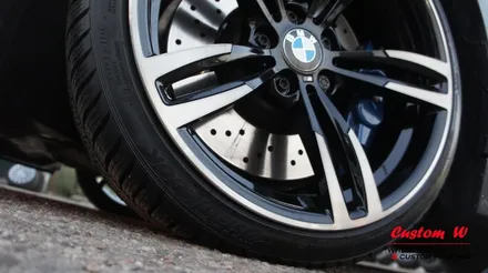 일반적인 다이아몬드컷팅 휠의 마감과는 조금 다른 BMW M4의 19인치 다이아몬드컷팅 휠수리. / 용인 처인구