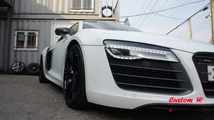 아우디의 달리기 머신 아우디 R8 V10 PLUS 림 끝 상처 휠수리 후 블랙유광 휠도색. / 용인 처인구