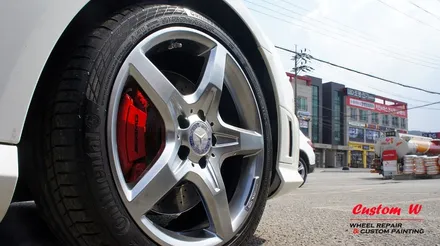 벤츠 SLK 350의 휠 상처수리 후 고스트크롬 휠도색 + AMG 레드 캘리퍼도색. / 용인 처인구