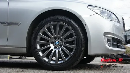 F바디도 여전히 건재한 BMW 7시리즈 차량의 19인치 휠 상처수리 후 고스트크롬 휠도색. / 용인 처인구