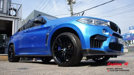 커스텀W를 찾아온 헤비급이지만 M! BMW X6M 차량의 블랙유광 휠도색. / 용인 처인구
