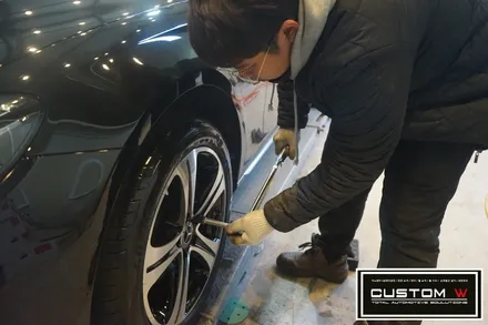 커스텀W에서 벤츠 W213 E220d 기본 실버 휠을 다이아몬드컷팅 휠수리로 블랙폴리시 휠로 만들다. / 용인 처인구