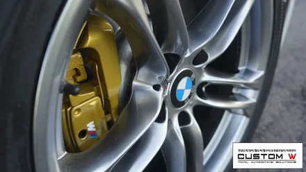 BMW 530d F10 M퍼포먼스 골드 캘리퍼도색, 고스트크롬 휠도색. / 용인 처인구