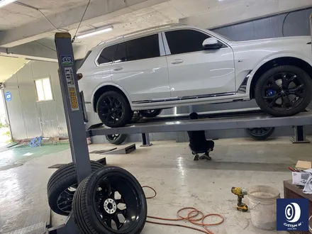 멋지게 사틴 블랙 컬러 랩핑 작업 된 BMW G07 X7 40i 22인치 블랙 유광 휠도색 / 용인 처인구