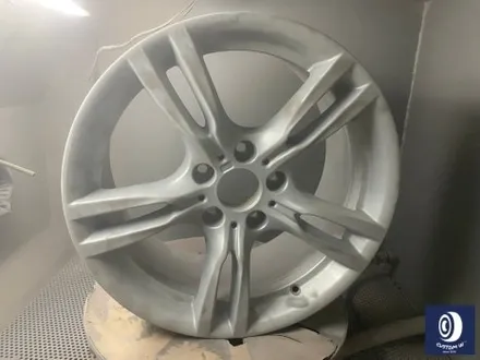 BMW F30 330i 400M 18인치 휠 상처 수리 후, 블랙 유광 휠도색 + 부식 제거 후 레드 캘리퍼 도색 (블루 컬러 바디에는 역시 블랙 휠 레드 캘리퍼) / 용인 처인구