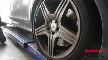 뭔가 이상하고 지저분한 컬러의 벤츠 CLS 63 AMG 휠을 다시 고스트크롬으로 고급스럽게 휠도색. / 용인 처인구