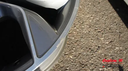 새 휠로 교체 할 필요없이 BMW X3 차량의 휠을 다이아몬드컷팅 휠수리로 1개의 휠만 다른 휠과 동일하게 복원합니다. / 용인 처인구