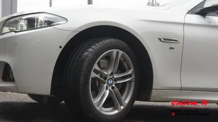 블랙 휠도색과 블루 캘리퍼도색 조합으로 BMW 520D M 에어로 다이나믹프로를 더 새롭게 변화시키다. / 용인 처인구