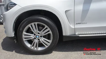 BMW X5 강력한 포스를 위한 블랙유광 휠도색과 심각한 부식의 캘리퍼 M퍼포먼스 블루로 캘리퍼도색. / 용인 처인구