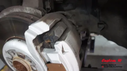 BMW 750LI  부식이 심한 캘리퍼를 깔끔하게 도색하고 휠 상처수리후 고스트크롬 휠도색. / 용인 처인구