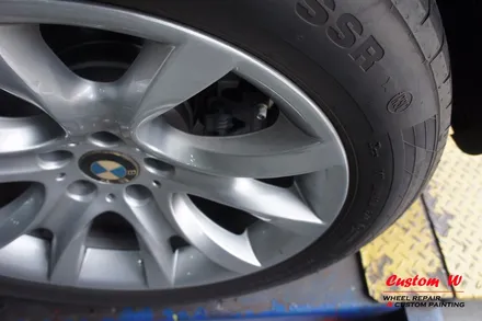BMW X6 30D 차량의 블랙유광 휠도색 + 레드 캘리퍼도색. / 용인 처인구