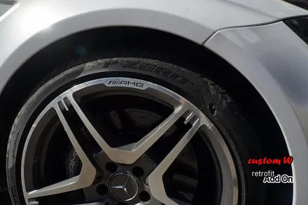 벤츠 CLS63AMG 상처난 휠수리 후 블랙유광 휠도색과 강렬한 레드 캘리퍼도색. / 용인 처인구