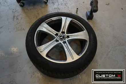 커스텀W에서 벤츠 W213 E220d 기본 실버 휠을 다이아몬드컷팅 휠수리로 블랙폴리시 휠로 만들다. / 용인 처인구