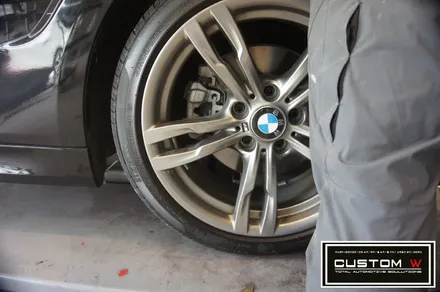 BMW F30 320I 블랙 바디 컬러차량을 더욱 포스있게 블랙유광 휠도색, 레드 캘리퍼도색. / 용인 처인구