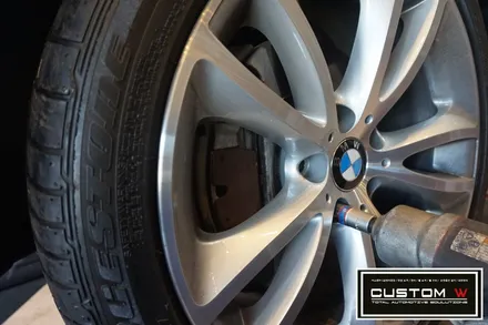 BMW 650i 컨버터블 잘못된 휠수리 이력. 박리후, 다이아몬드 컷팅 휠수리 , 심각한 부식 캘리퍼 녹 제거후, 부식방지 방청 ,코팅 효과 겸비한 캘리퍼 도색 작업 까지.! / 용인 처인구