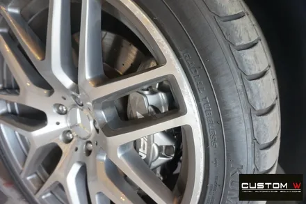 벤츠 GLE63AMG 잘 못된 휠수리 도색 이력이 있는 휠 박리 후 투톤 휠도색  재작업 ,  애시드 그린 (형광) 캘리퍼도색. / 용인 처인구