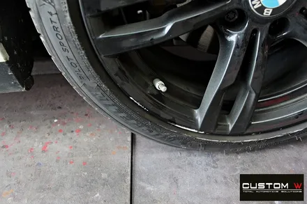 기존 고객님 BMW F30 320i 휠 상처 수리 후 블랙유광 휠도색 + 부식 제거 후 레드 캘리퍼 도색 / 용인 처인구