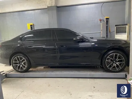 BMW 휠.. 왜 이렇게 만들까... 휠에 장착된 플라스틱 커버는 무슨 의미가 있나? 경량화? 디자인? 신형 740D 신0차 출고 작업 휠 커버 + 휠 블랙 도색 + 캘리퍼  도색 / 용인 처인구