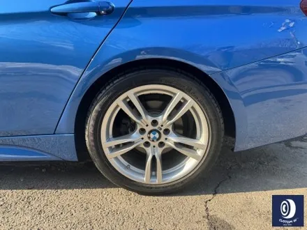 BMW F30 330i 400M 18인치 휠 상처 수리 후, 블랙 유광 휠도색 + 부식 제거 후 레드 캘리퍼 도색 (블루 컬러 바디에는 역시 블랙 휠 레드 캘리퍼) / 용인 처인구