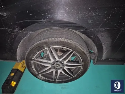 벤츠 V클래스 V300D 휠 상처 수리 후, 블랙 유광 휠도색 + 손상된 타이어 신품으로 교체 작업까지_! / 용인 처인구
