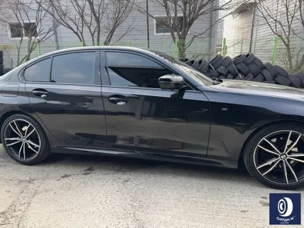 BMW G20 320I 타 업체 잘못된 수리 도색 불량 19인치 791M 약품 박리 (페인트 제거) 후, 블랙 유광 휠도색 + 부식 & 분진 제거 후,블루 캘리퍼 도색 / 용인 처인구