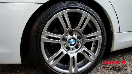 BMW E90 3시리즈 각기 다른 컬러 차량의 M팩 휠의 고스트크롬 휠도색. / 용인 처인구