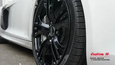 아우디의 달리기 머신 아우디 R8 V10 PLUS 림 끝 상처 휠수리 후 블랙유광 휠도색. / 용인 처인구