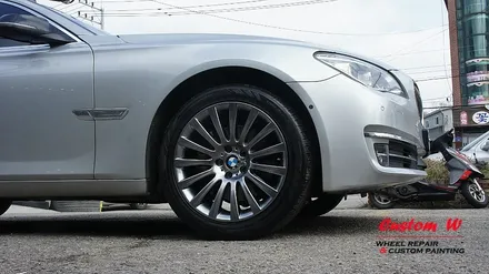 F바디도 여전히 건재한 BMW 7시리즈 차량의 19인치 휠 상처수리 후 고스트크롬 휠도색. / 용인 처인구