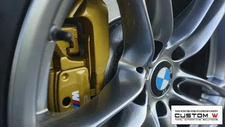 BMW 530d F10 M퍼포먼스 골드 캘리퍼도색, 고스트크롬 휠도색. / 용인 처인구