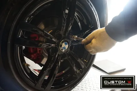 블랙바디  블랙휠 찰떡 궁합.! BMW F30 441M 휠상처 수리후, 블랙유광 휠도색 그리고 레드 캘리퍼 도색 작업까지.! 커스텀W. / 용인 처인구