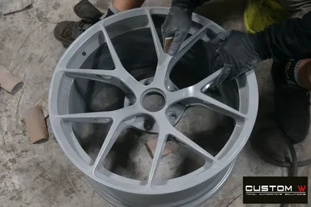 BMW M4 잘 못된 휠 수리 도색이력이 있는 BBS FI-R 단조휠 약품 박리 후, 페라리 골드 컬러 휠도색 재작업. / 용인 처인구