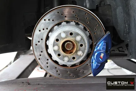 비포장도로에서 손상된  BMW F80 M3 반무광 휠 복원, 카본 세라믹 골드 캘리퍼 도색 / 용인 처인구