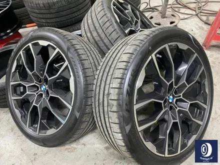멋지게 사틴 블랙 컬러 랩핑 작업 된 BMW G07 X7 40i 22인치 블랙 유광 휠도색 / 용인 처인구