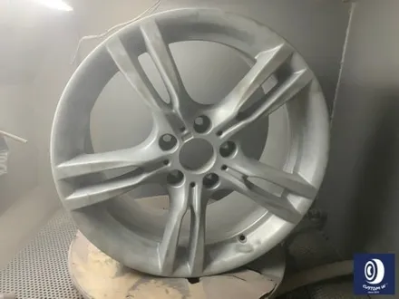 BMW F30 330i 400M 18인치 휠 상처 수리 후, 블랙 유광 휠도색 + 부식 제거 후 레드 캘리퍼 도색 (블루 컬러 바디에는 역시 블랙 휠 레드 캘리퍼) / 용인 처인구