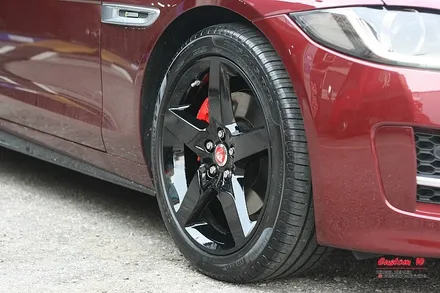재규어 XE R-SPORT 신동급 차량에 캘리퍼도색과 블랙(유광) 휠도색. / 용인 처인구