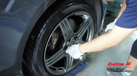 뭔가 이상하고 지저분한 컬러의 벤츠 CLS 63 AMG 휠을 다시 고스트크롬으로 고급스럽게 휠도색. / 용인 처인구