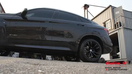 100주년을 기념해서 나온 BMW X6 30D 한정 모델의 블랙 휠도색과 블루 캘리퍼도색. / 용인 처인구