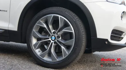 새 휠로 교체 할 필요없이 BMW X3 차량의 휠을 다이아몬드컷팅 휠수리로 1개의 휠만 다른 휠과 동일하게 복원합니다. / 용인 처인구