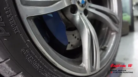 BMW M5(F10) 2대의 차량 휠 상처수리 후 입맛대로 취향대로 맷블랙(블랙무광) 휠도색과 블랙유광 휠도색. / 용인 처인구