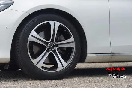 벤츠 E220D 18인치 실버 휠을 다이아몬드컷팅 휠수리로 함께 블랙폴리시 휠로 만들어드렸습니다. / 용인 처인구