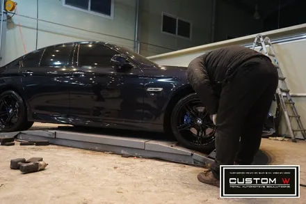 BMW F10 528I 블랙유광 휠도색 + M퍼포먼스블루 캘리퍼도색. / 용인 처인구
