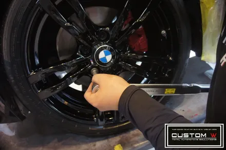F30 BMW 320I 휠수리 후 블랙유광 휠도색, 레드 캘리퍼도색. / 용인 처인구