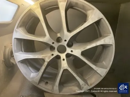 후기글 작성해 주신 고객님의 차량_! BMW G05 X5 45e 휠 상처 수리 후, 블랙 유광 휠도색 그리고 부식 녹 제거 및 방지 블루 캘리퍼 도색 작업까지_! / 용인 처인구
