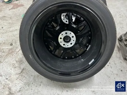 따끈따끈한 신차~(미등록 차량 / 번호판 미장착) BMW G70 740D 블랙 유광 휠 4개+휠 커버 20개 총 24개 도색 +  블루 캘리퍼 도색 / 용인 처인구